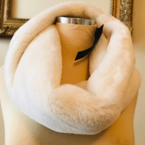 Soft White Faux Fur Warm Infinity Scarf NWT - Picture 4 of 4